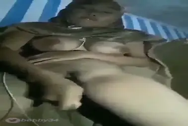 Bokep Jilbab Masturbasi Pakai Terong Besar, Pilihan Alat yang Sangat Tidak Biasa poster