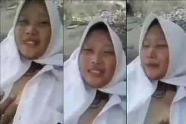 Gadis SMA Indo Ngewe di Batu Sungai Alam Terbuka Viral HD poster